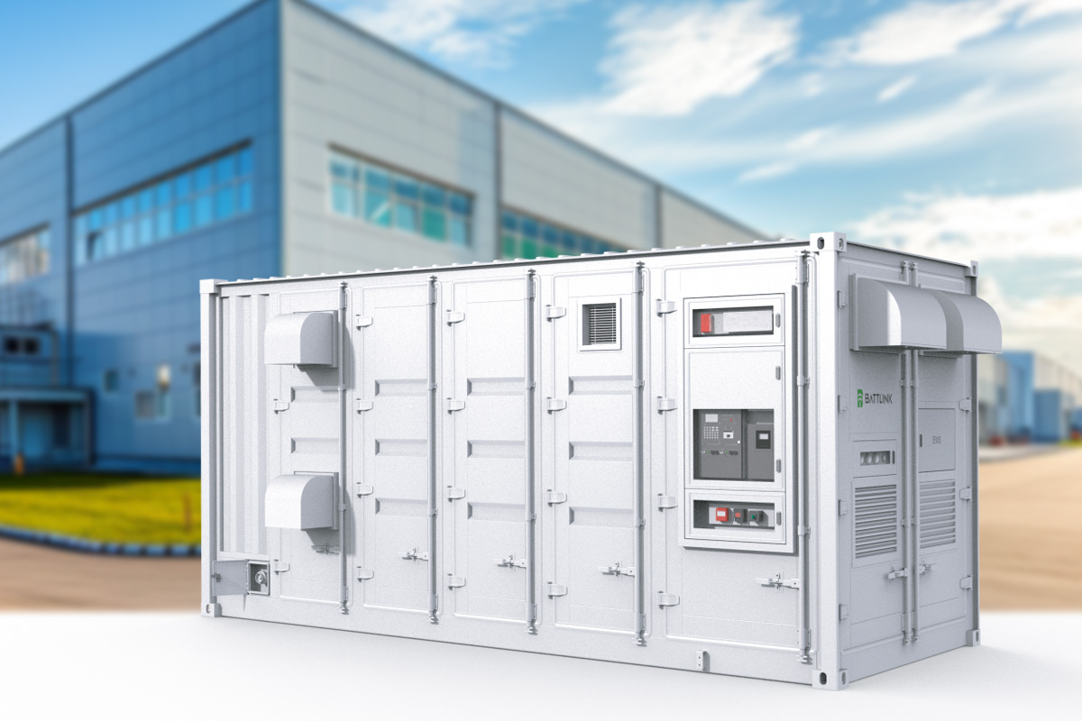 Weißer Industrie-Stromspeicher im Containerdesign vor einem modernen Gewerbebau – geeignet für Netzanbindung und Großverbraucher